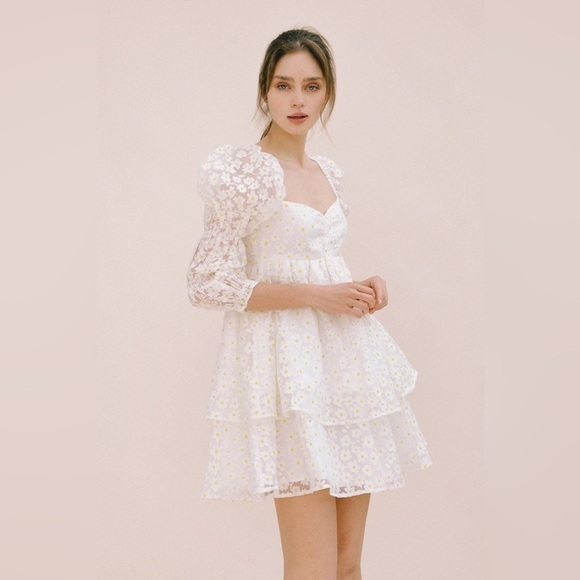 Storia Dresses & Skirts - Storia Women's white sheer puff sleeve all over daisy baby doll mini dress in L